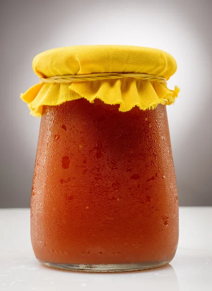 Zelfgemaakte tomatensaus in een pot beneveld — Stockfoto