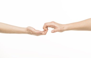 Birbirlerine onların parmak tarafından tutan iki eller