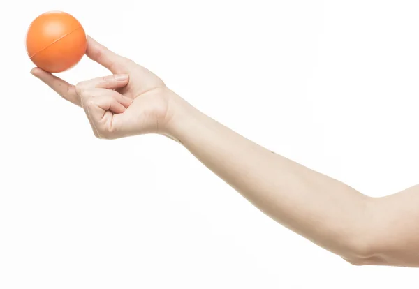 Main féminine avec boule d'éponge orange — Photo