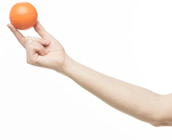 Main féminine avec boule d'éponge orange — Photo