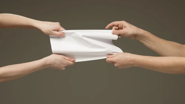 Mãos femininas puxando um papel branco Imagem De Stock