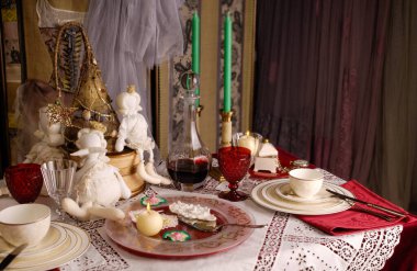 Zarif bir restoranda bir masa.