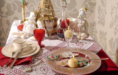 Mumlar ve dekorasyonlarla dolu Noel masası.