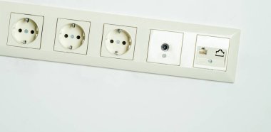 Beyaz duvarlı elektrik prizi