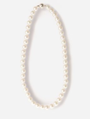 Beyaz arka planda güzel bir kolye