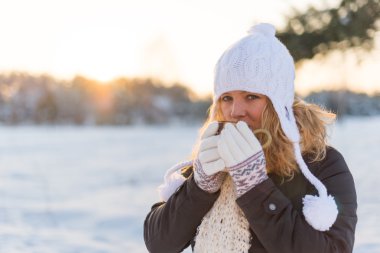 Bir soğuk kış günü sıcak coffie yudumlarken kız