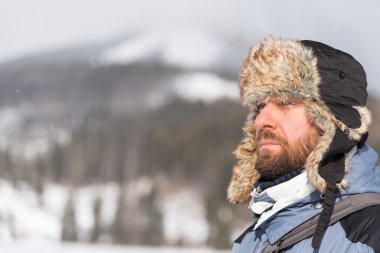 Sakallı adam şapka kulak flep ile soğuk günde