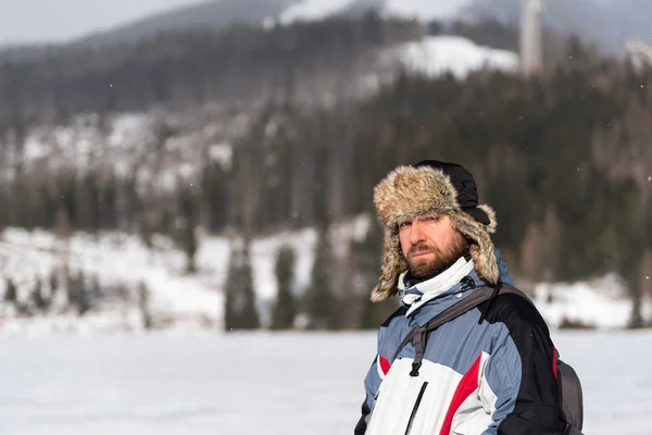 Sakallı adam şapka kulak flep ile soğuk günde
