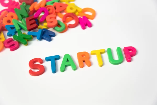 Başlangıç kelime mıknatıs harflerin yapılmış