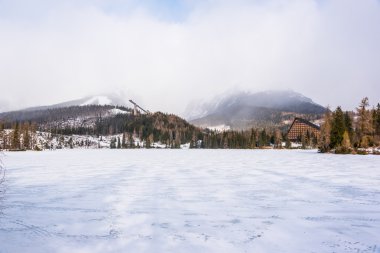 Donmuş gölde Strbskie Pleso, Slovakya