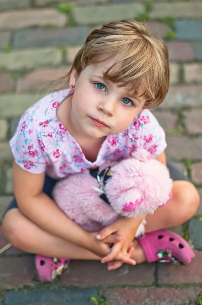 Oyuncak ayılı kız