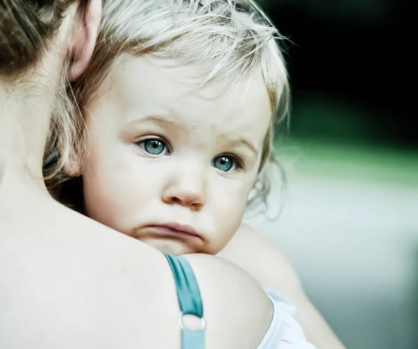 Üzgün anne omuz suratında küçük kız