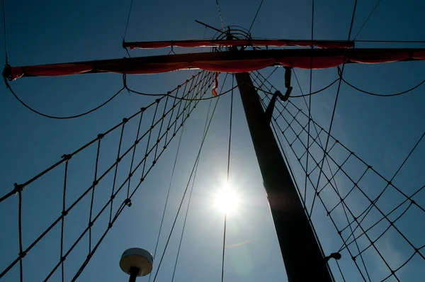 Zeilen en mast van schip — Stockfoto