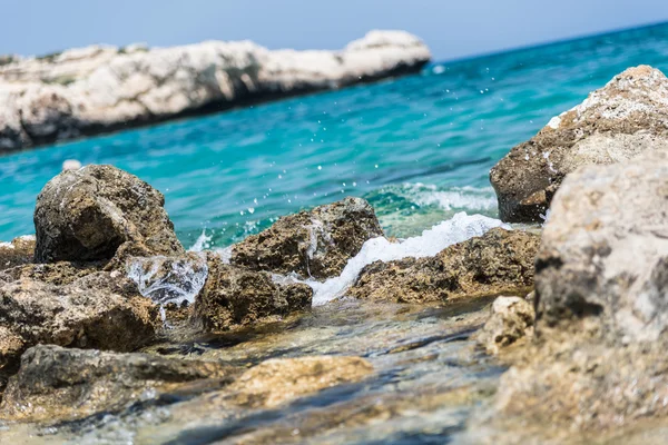 Aguas cristalinas y rocas areniscas del Mediterráneo Se — Foto de Stock