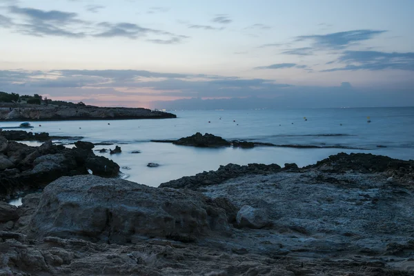 Rocas en el borroso agua de mar, larga exposición — Foto de Stock