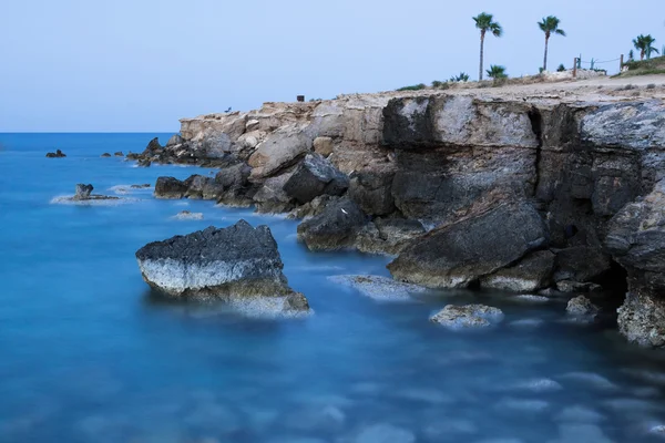 ぼやけた海の塩水、長時間露光での岩 — ストック写真