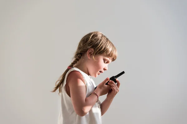 Small girl talking over walkie-talkie — Stock Photo, Image