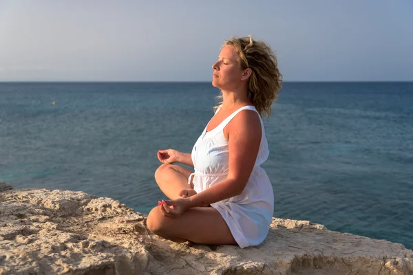 Kadın kapalı gözler, eller yaymak rahatlatıcı