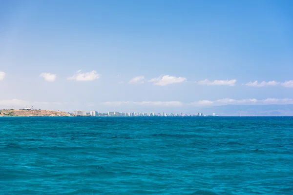 Ciudad lejana vista desde el mar — Foto de Stock