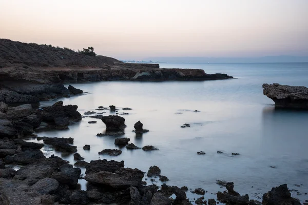 Piedra arenisca en la orilla del mar — Foto de Stock