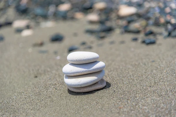 Pyramide de pierres au bord de la mer — Photo