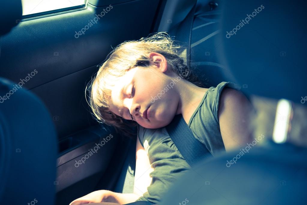 Otomobilin arka koltuk üzerinde küçük kız bebek Stok fotoğrafçılık
