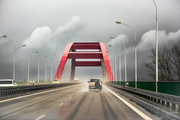 Karanlık bir yağmurlu günde bir köprü üzerinde sürüş