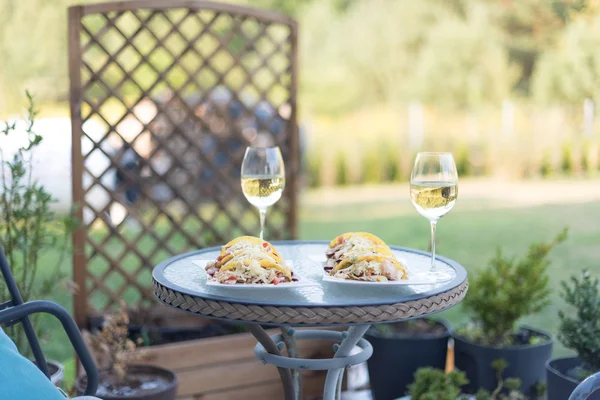 Şarap ve bir arka bahçe masada akşam yemeği