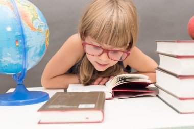 Kalın kitaplar ve bir gl dolu bir masada bir kitap okuma Shoolgirl