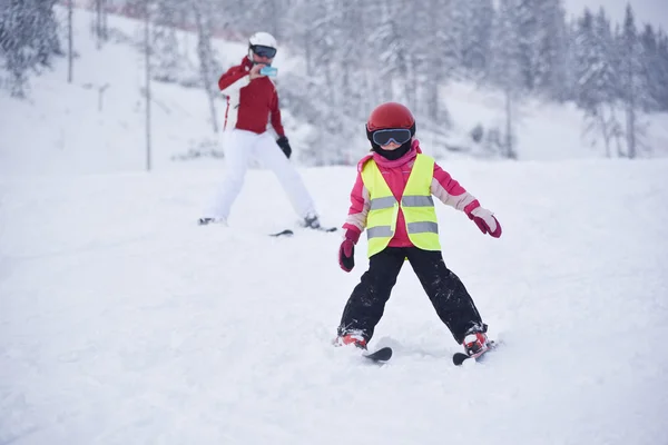 Kayak pratik küçük kız ve annesi burada filme