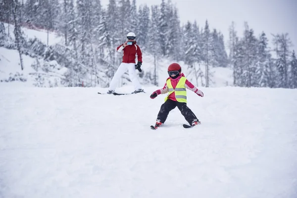 Kayak pratik küçük kız ve annesi burada filme