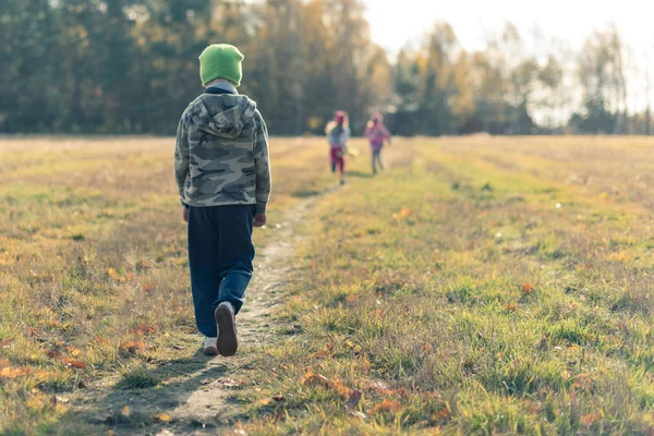 Üzgün çocuk çocuk gülüyor arkasında yürüyüş
