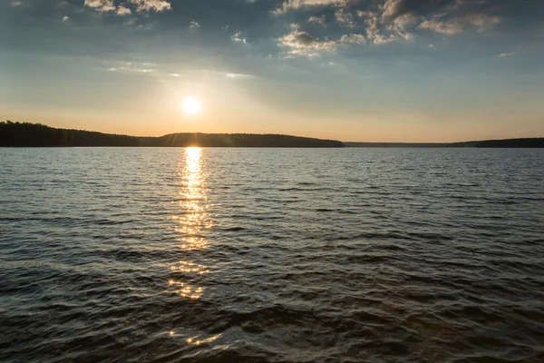 Gölün üzerinde gün batımı