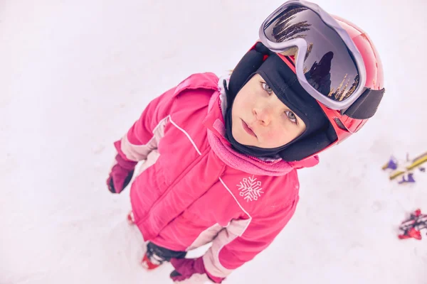 Weinig meisje skiër — Stockfoto