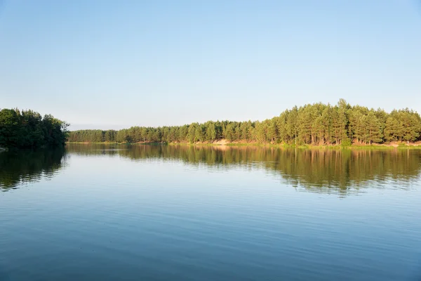 Sakin göl günbatımı üzerinde