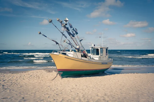 Old fishing boat on a beach — Stock Photo, Image