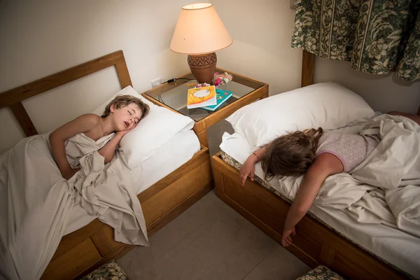 Yataklarda uyuyan çocuk