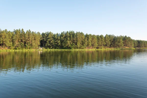 Sakin göl günbatımı üzerinde