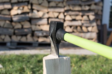 Ahşap bir günlüğüne axe