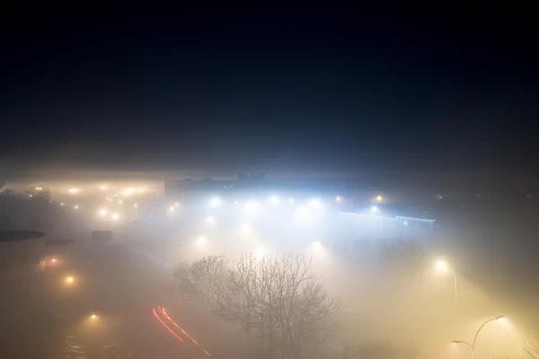 Город в туманную ночь — стоковое фото
