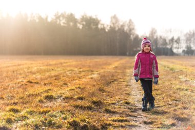 Çayırdaki küçük kız