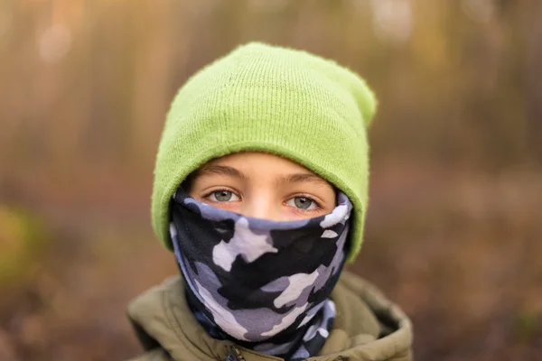 Genç çocuk bandana