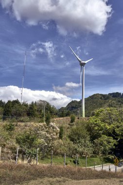 Elektrik üretimi için yel değirmenleri. Mavi gökyüzünde normal rüzgar türbinleri                               