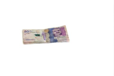 Beyaz arka planda yığılmış para, Kolombiya para birimi banknotları.                            