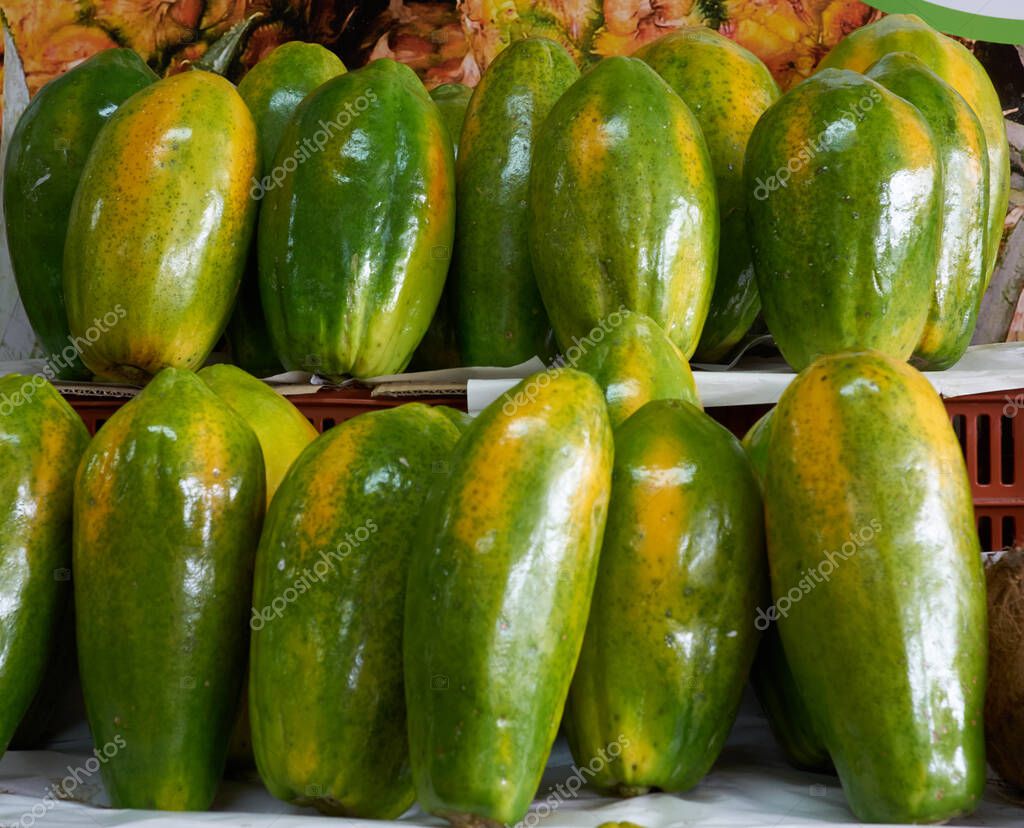 Selección de papayas orgánicas expuestas en el puesto del mercado