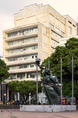 Pereira, Risaralda / Kolombiya - 21 Nisan 2021: Plaza de Bolvar. Arka planda Belediye Başkanlığı binası var. Pandemik zamanlarda Pereira.                              