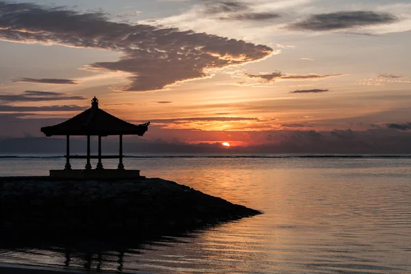 Gold sunrise on the Sanur beach — Stock Photo, Image