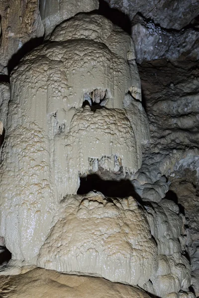 La máscara de las estalactitas en la cueva de los nuevos Athos — Foto de Stock