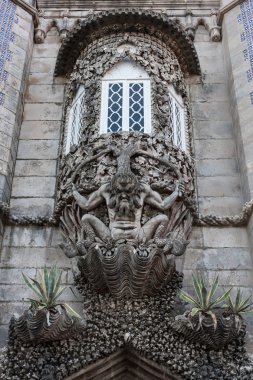 Dünyanın kuruluşundan alegori simgeleyen bir kertenkele tasviri. Pena National Palace, Sintra, Portekiz.