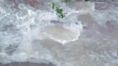 Temiz Nehir Suyu akıyor